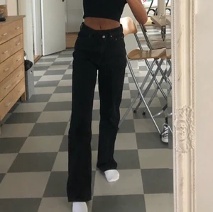 Weekday jeans - Så snygga jeans från weekday🖤 Grå-svarta med cool detalj där man knäpper dem! Knappt använda!