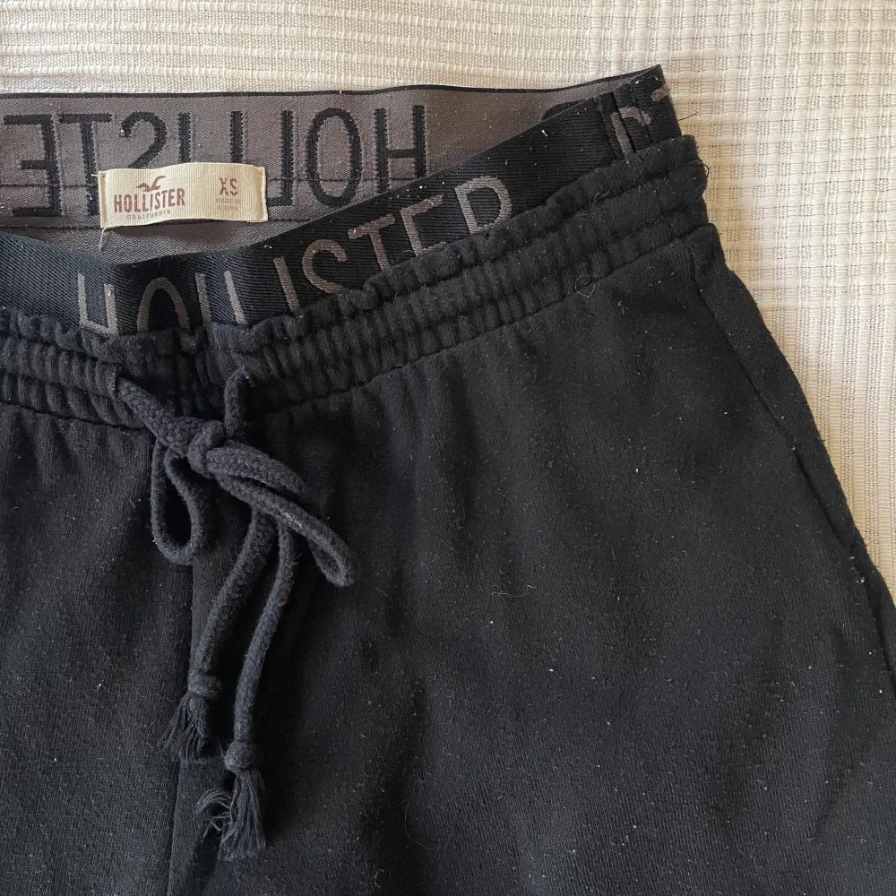 Svarta sweatpants från Hollister, strl XS. Köpare står för frakt . Jeans & Byxor.