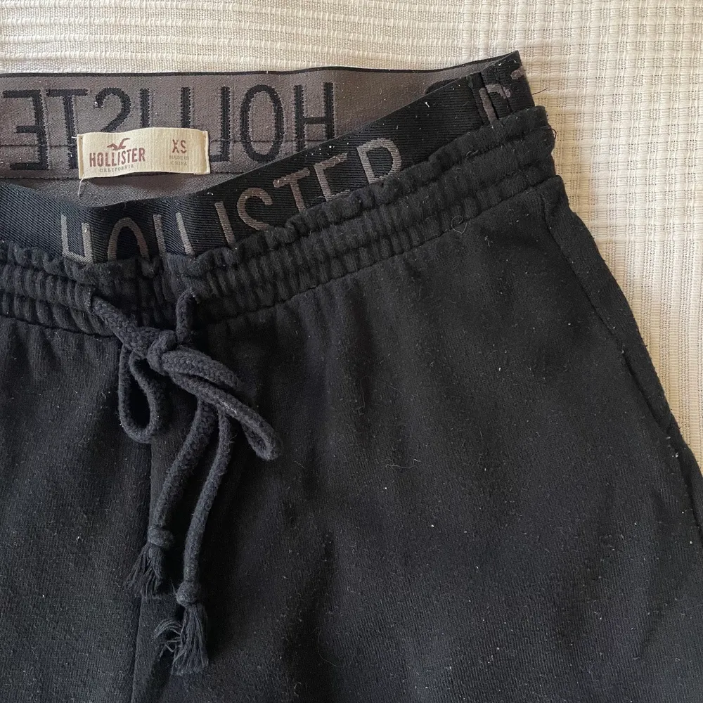 Svarta sweatpants från Hollister, strl XS. Köpare står för frakt . Jeans & Byxor.
