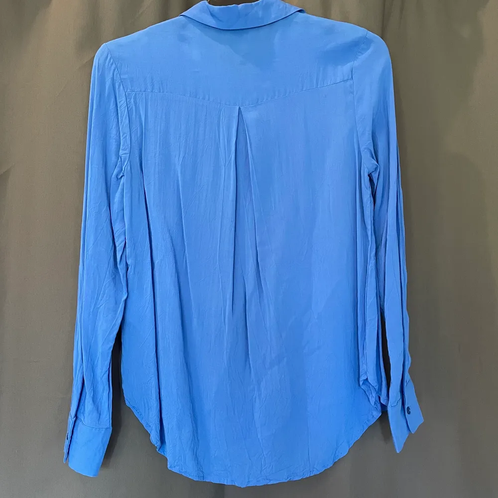 Blå skjort/blus från Gina Tricot, strl 34. Köpare står för frakt. Skjortor.