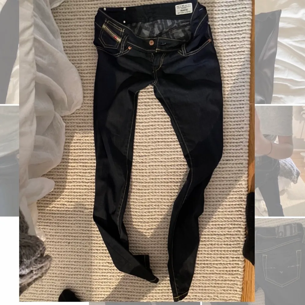Säljer min cool och unika jeans från diesel industry 🤎 dom är lågmidjade i modellen och har en mörkblå färg. Väldigt många coola detaljer som gör att det ör ett kul plagg att ha i garderoben. Hör av er vid frågor!. Jeans & Byxor.