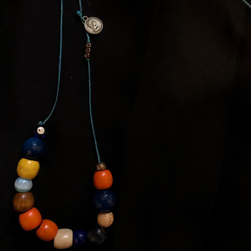 långt halsband med pärlor i olika färger, och tre matchande armband med berlocker. säljs i set!💙. Accessoarer.