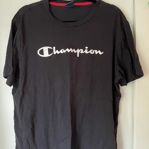 Champion T-shirt  - Jag hittade en champion t-shirt i min garderob när jag rensade och tänkte att den kan få ett nytt hem!