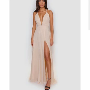 Balklänning  - Supersnygg balklänning som tyvärr aldrig kom till användning för mig, endast testad. Den är verkligen super fin och skön, banden kan man knyta hur man vill, antingen så som på bild eller bara runt nacken som en bikini osv osv. Där bak har den ett slags resårband vilket gör att den kan vara ganska stretchig men passar även mig som är en xs/s. Strl. 36  Ord. Pris: 1899kr Mitt pris: 1500kr 