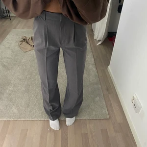 Grå kostymbyxor  - Ett par helt oanvända kostymbyxor från Nakd. Sitter jättebra på mig som är 173cm. 