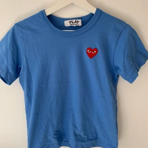 Comme Des Garçon t-shirt - T-shirt från Comme Des Carçons Play i storlek S. Köpt på NK i Göteborg! Använd fåtal gånger, så den är i väldigt bra skick. Pris: 400kr + frakt (nypris: 999kr)  🕺🏽