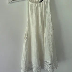 Supersöt topp med spetsdetalj - Topp från HM med spetsdetalj. Använd ca 2-3 gånger.