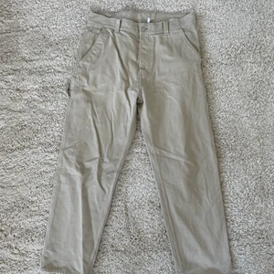  Carpenterbyxor från Weekday - Ett par beiga carpenterbyxor från Weekday. De är i storleken 34 och är i ett fint skick