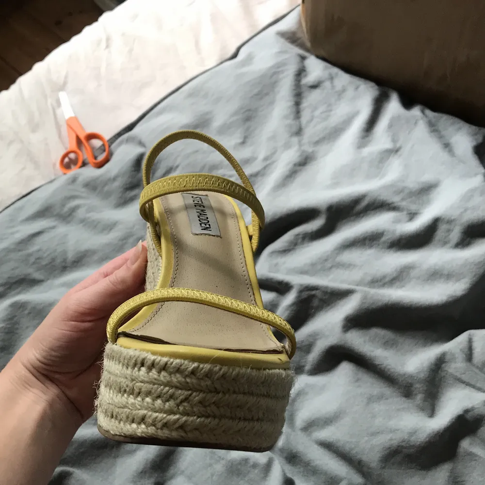 Jättesnygga klackar från Steve madden, använda Max 5 gånger, lite skitiga men går lätt att göra rent dem så de ser som nya ut. Frakt tillkommer. Kilklackar, student. Skor.