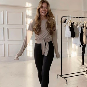 TRÖJA LOVISA BARKMAN - Superskön & fin beige träningströja från Lovisa Barkmans märke Peonias! Passar perfekt att ha på sig till och från träning. Materialet är supermjukt. Aldrig använd!!💕💕