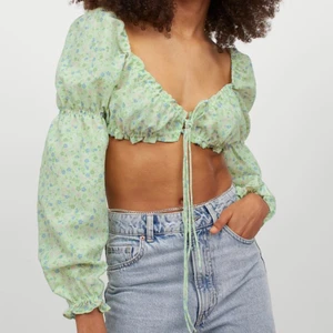 Blommig topp hm - Säljer denna toppen från hm! Slutsåld på hemsidan i denna storlek. Aldrig använd, endast testad. 