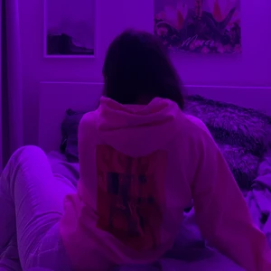 Slutsåld hoodie från ASOS  - populär hoodie från asos som nu är slutsåld. jätteskönt material, snygg och ÄLSKAR trycket MEN trivs inte i rosa alls  så har bara testat den :( (kompis på bild). pga hög efterfrågan, buda från 200kr 