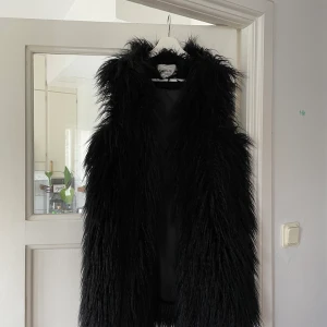 Dry Lake väst  - Världens finaste väst men som tyvärr inte kommer till användning! 🖤 Använd fåtal ggr. Köpt för 1200 på Nelly. Storlek S 