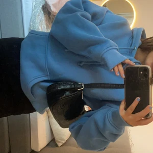 Väska - En snygg, svart axelbandsväska från nelly☺️i bra skick och passar till allt! Köparen står för frakt😝