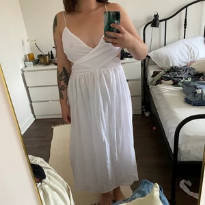 H&M strandklänning med knyt i ryggen - H&M strandklänning med öppen rygg och fin knytdetalj, aldrig använd