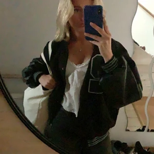 Collage Jacka!! - Jätte fin collage jacka!⭐️Säljer den för den kommer inte till användning tyvärr, knappt använd och som ny. Det är storlek 36 men på mig som ofta har storlek S på det mesta plagg sitter den oversize. Passar perfekt nu till hösten! Om du är intresserad så är det bara att skriva!💕💕 (Säljer vid bra bud) BUD PÅ: 610kr!!