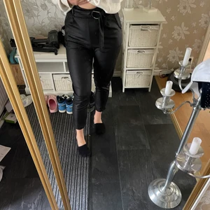 Svarta kostymbyxor - Säljer nu mina svarta kostymbyxor då jag inte använder dom längre. Använda några gånger. Super sköna och bekväma. 