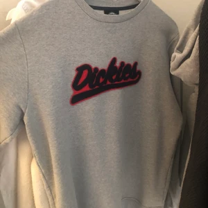 Dickies sweatshirt  - Jättefin dickies tröja som jag inte har någon användning till, köpt förra året och är i bra skick, knappast använd 💓