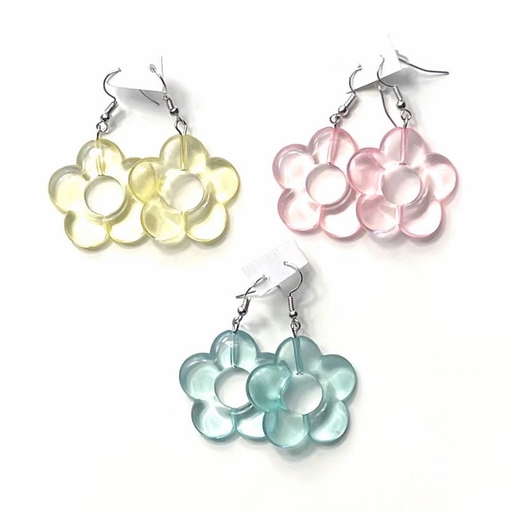 Säljer dessa transparanta blommiga örhängena! Finns i alla tre färger som på bilden, alltså blå, rosa och gul! Frakt tillkommer 12kr❗️ Och de är såklart helt nya alltså inte använda👍🏽 35kr st!. Accessoarer.