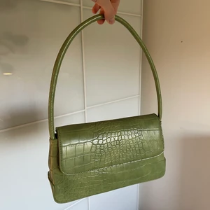 Grön axelväska - Ascool grön axelväska från Hoss-systrarnas kollektion med nakd. I nyskick! Skicka ett meddelande om ni har några frågor!💚💚💚 (pris är 185+frakt på 66kr)                                                   måtten är L: 25cm, H: 15cm (H inkl bandet är ca 35cm), D: 6cm