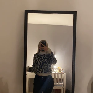 xs - en fin svart vit tröja med hög krage köpt på h&m 