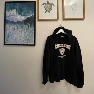 Hoodie - Hoodie i storlek XL. I använt skick! Vill påpeka att den är MÖRKblå!! Finns i Lund. Kan skickas men köparen står för frakten 🧚🏻