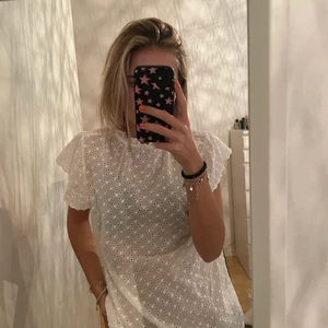 Blus - Ett jättesöt vit blus från Hm som man kan ha på två olika sätt (se bild). Form av broderi tröja. Storlek XS, Nypris: 249kr🙏🏼🙏🏼✨✨💕