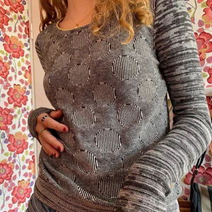 Mönstrad tröja  - Fett cool långärmad tröja! Unikt mönster🤩 ganska tunt och skönt material!💕