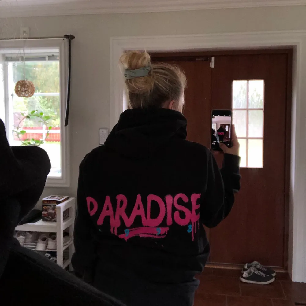 Jättefin oversized hoodie med trycket ”paradise” både fram och bak💗💗 för fler frågor kom privat💗. Tröjor & Koftor.