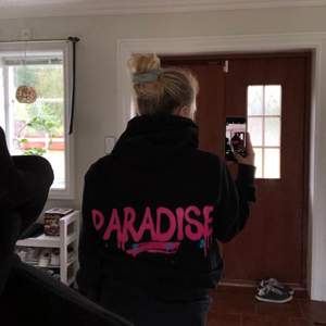 Jättefin oversized hoodie med trycket ”paradise” både fram och bak💗💗 för fler frågor kom privat💗