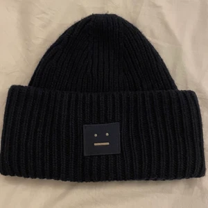 Mörkblå acne mössa - Säljer min acne mössa i finaste färgen perfekt nu till hösten!!💓 fler till kvarn 