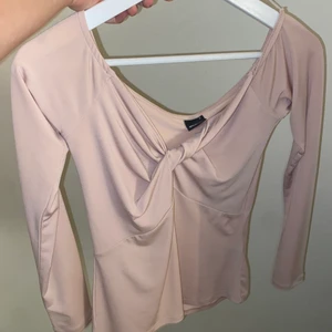 Festtröja  - Väldigt snygg beige blus som har används 2 gånger varsamt. Köpt sen långt tillbaka från Bikbok och säljs inte mer idag.