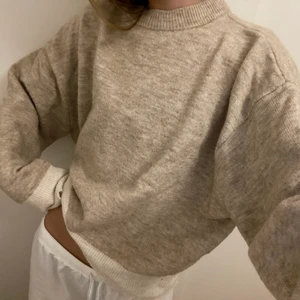 Stickad tröja - Finstickad tröja från H&M så mjuk och härlig med fina detaljer! Sparsamt använd, som ny! 