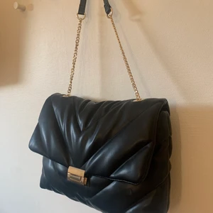 Zara väska - Väska från zara som använts 1 gång. Köpte den för 399. Frakt tillkommer