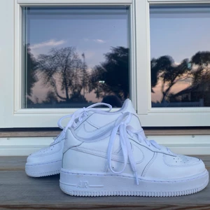 NIKE AIR FORCE 1💖 - Nästa helt nya Nike Air Force 1 i storlek 39, men passar nog 38 också. Max använda 3 gånger! Super bra skick med några pyttesmå märken☺️ Perfekta nu inför hösten🍂 Inköpta ifrån Restock där dom kosta 1200 kr💖 Det är bara att kontakta mig om du vill ha fler bilder👍🏼💕 LAGT BUD ÄR LAGT BUD!!