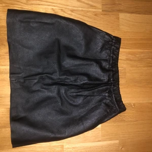 Läderkjol - ASCOOL svart vintage läderkjol köpt second hand och klippt kort av mig. Har ingen lapp eller stl men sitter helt perfekt i midjan på mig som är XS och har en dold dragkedja samt knapp där bak. Har fickor och går till mitten av låren på mig som är 165 🕷❤️
