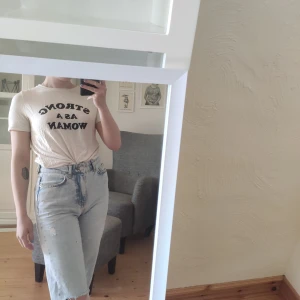 Vit T-shirt med text - Kort vit t-shirt med text från mango. Storlek XS. Använd ngr ggr men är i bra skick. Sitter inte tight utan är väldigt skön. Skriv gärna om du har ngr frågor🥰