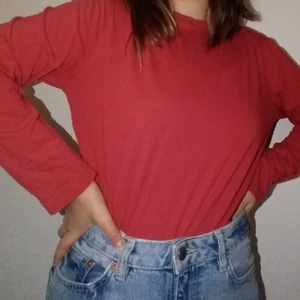 Röd långärmad - Mjuk och skön långärmad tröja som inte kommer till användning. Står ingen storlek med jag uppskattar den som M. Skriv för fler bilder eller frågor! 
