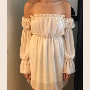 Tunn klänning  - Jätte fin sval klänning från shein ( för 189kr), säljer endast för att den aldrig kommer till användning. Slutsåld på shein. köpare står för frakt💕💕