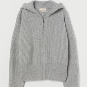 Hm kashmir zip hoodie - INTRESSEKONTROLL på den här otroligt populära kashmir zip hoodien från hm. Köptes för 1200 och säljer till den som budar högst. Den är i jättefint skick och du får hem den som ny. I storlek XS men jag brukar vanligtvis ha S. Om ni har frågor om fler bilder eller annat skriv privat. Buda från 500kr💕💕 (säljer bara vid bra bud)