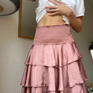 Suuuuperfin kjol från NAKD med jätteskön passform i midja.  Knappt att jag hunnit ha den själv pga alla som velat låna;)