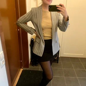 Kavaj H&M strl 38 - Säljer min supersnygga pinestriped kavaj i ljusgrå från H&M! Supersnygg passform, passar både med figurnära eller som oversize. Väldigt sparsamt använd och hur bekväm som helst.