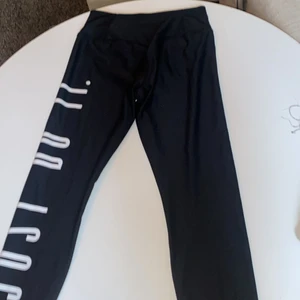 Nike träningsbyxor (Dri-Fit) - Väldigt skönt träningstights som ger bra form när dom sitter  på, svara Nike träningstights 1år gamla LITE SMÅ I STORLEKEN 