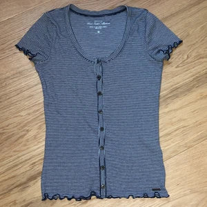 tröja  - Använt ett fåtal gånger men är fortfarande i bra skick 