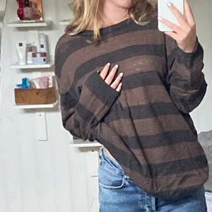 Tunnt stickad randig tröja❣️ - Tunnt stickad, i storlek L, har en ficka på bröstet, påminner lite om Brianna tröjan. ❣️❣️❤️❤️