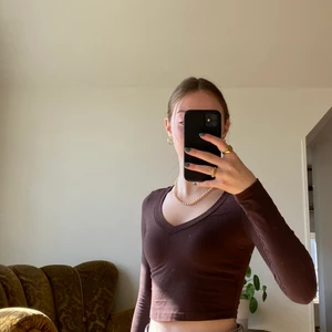 långärmad magtröja - säljer denna långärmade bruna magtröjan med fin v-ringning. den sitter jättebra på och framhäver kroppsformerna fint. 