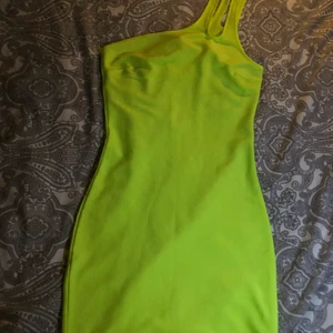 Klänning  - En neon klänning storlek s. Kan mötas i Örebro och Eskilstuna 