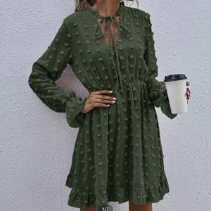 Grön klänning från shein aldrig använd i storlek m 