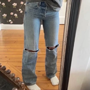 Jeans - Säljer dessa favorit jeans ifrån Hm! Väldigt fina och bekväma. Första bilden är lånad men dem andra två bilderna är minna. I strl 36. Köp direkt för 280kr inkl frakt 💕170cm