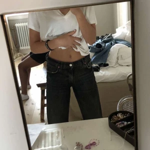 Zara jeans  - Säljer dessa gråa/svarta jeans från zara som nu är slutsålda. Det var väldigt svårt att ta bilder på de men hoppas ni ser ändå!! Dessa jeans säljer jag då jag har alldeles för många jeans å dessa är inte ett par jag använder så mycket. Tycker dock att de är jättefina men har par jag gillar mer. Köptes för 399kr, köparen står för frakten, buda i kommentarerna🖤🖤🖤🖤❤️❣️💕🌷☘️🌿💐Är 168 cm lång och de är prefekt lagom långa om man vill att de går över skon en bit🌴🥬🥝